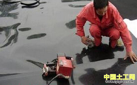 景观湖底部气体在HDPE土工膜防渗层下的处理方法
